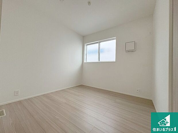 【洋室】寝室は心地よい眠りについてもらいたくて、シンプルかつ開放的な空間な設計にしています！大きな窓から差し込む日が心地いいです♪