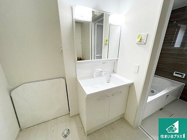 【独立洗面台】清潔感のある洗面台です。フラットな鏡は掃除がしやすく毎日清潔！鏡裏には収納があるのでスッキリとした洗面台が保てます。