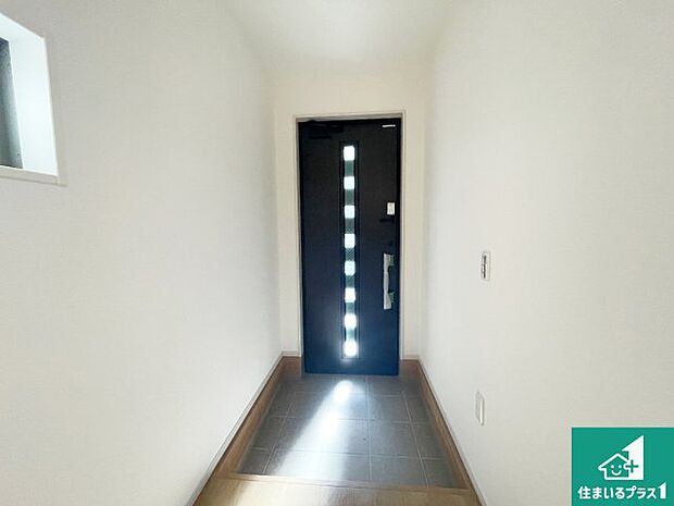 【玄関】シューズボックスにはたくさんの靴が収納できるので玄関周りはいつもスッキリ！ご家族が増えても安心！