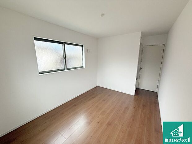 【洋室】シンプルな洋室は、自分好みのインテリアが楽しめます♪ご家族とインテリアや家具を選びに行くのは新築購入時の醍醐味の一つです。ぜひお楽しみください♪