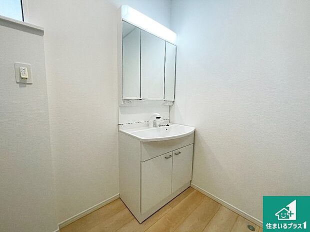 【独立洗面台】清潔感のある洗面台です。フラットな鏡は掃除がしやすく毎日清潔！鏡裏には収納があるのでスッキリとした洗面台が保てます。 