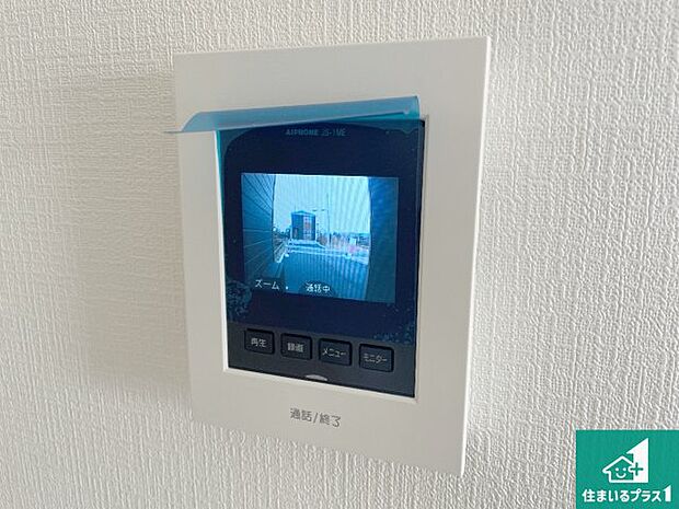 【カラーモニターインターホン】声だけでなく来訪者の姿や顔がモニターで確認できるので、小さなお子様がいらっしゃるご家庭でも安心できます！