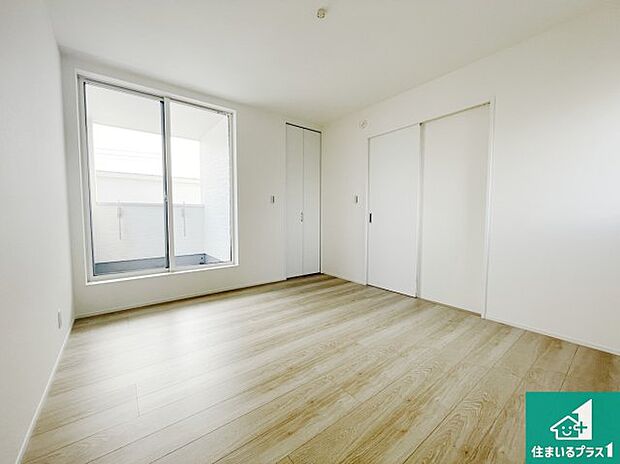 【洋室】寝室は心地よい眠りについてもらいたくて、シンプルかつ開放的な空間な設計にしています！大きな窓から差し込む日が心地いいです♪