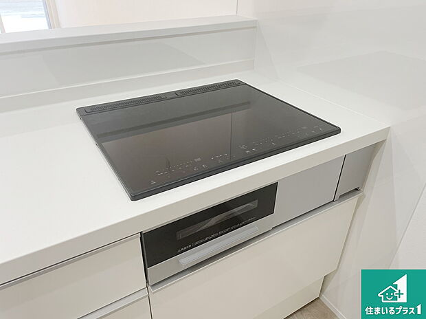 【コンロ】火を使わないので、安心なＩＨコンロ！でこぼこが無い構造なので、掃除もしやすく清潔に保てます！