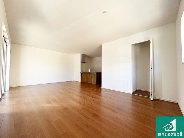 【居間・リビング】日当たり良好の明るいリビングで朝の目覚めもスッキリできそう！対面キッチンでご家族のコミュニケーションも自然と増える設計！小さなお子様が遊ぶスペースを作っても広々とくつろげるLDK！