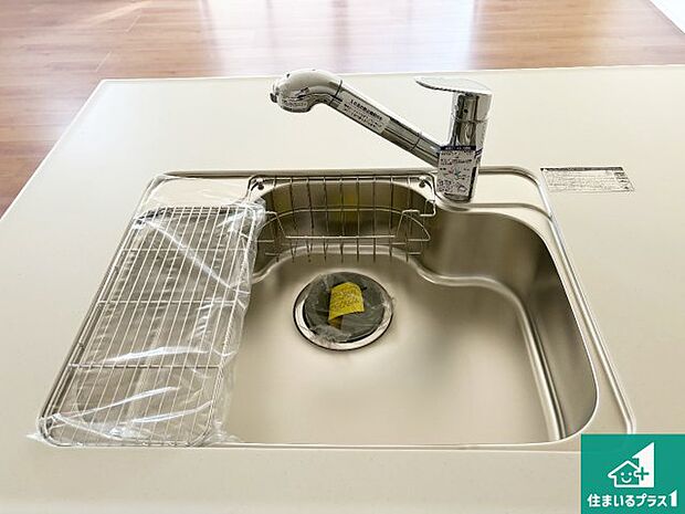 【シンク】蛇口の先端に浄水器を内蔵しています！原水と浄水、お湯と冷水、シャワーの切替えがワンタッチなので用途によって使い分けられます。