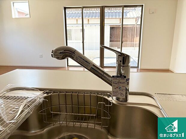 【キッチン水栓】浄水器を内蔵！炊飯時、お茶を作る時に安心してお水を使えます！お湯と冷水、浄水と原水、シャワーの切替えもワンタッチです！