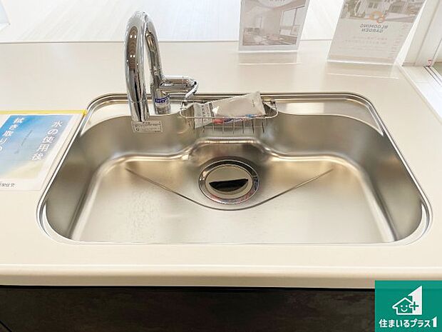 【キッチンシンク】蛇口の先端に浄水器を内蔵しています!原水と浄水、お湯と冷水、シャワーの切替えがワンタッチなので用途によって使い分けられます。