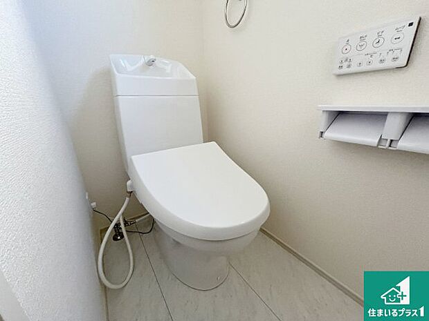 【トイレ】1・2階の2ヶ所にあるので、朝の忙しい時間の順番待ちもなく、深夜の利用にも大変便利です。