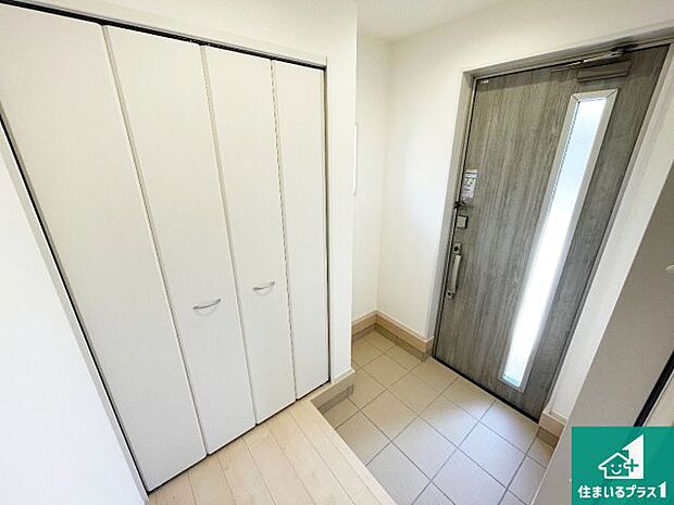 【玄関】シューズボックスにはたくさんの靴が収納できるので玄関周りはいつもスッキリ！ご家族が増えても安心！