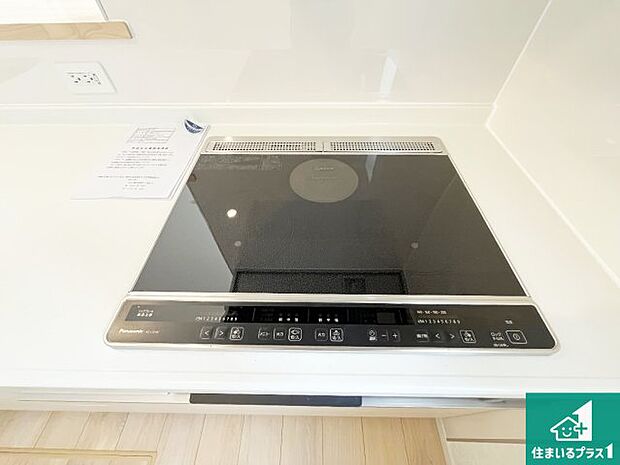 【コンロ】火を使わないので、安心なIHコンロ!でこぼこが無い構造なので、掃除もしやすく清潔に保てます!