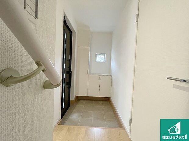 【玄関】シューズボックスにはたくさんの靴が収納できるので玄関周りはいつもスッキリ!ご家族が増えても安心!