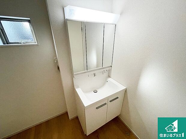 【独立洗面台】清潔感のある洗面台です。フラットな鏡は掃除がしやすく毎日清潔!鏡裏には収納があるのでスッキリとした洗面台が保てます。
