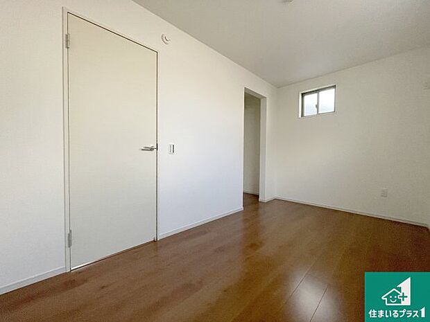 【洋室】シンプルな洋室は、自分好みのインテリアが楽しめます♪ご家族とインテリアや家具を選びに行くのは新築購入時の醍醐味の一つです。ぜひお楽しみください♪