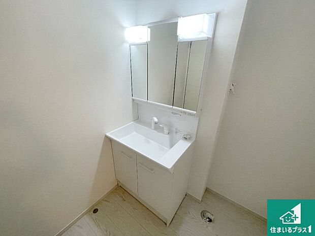 【独立洗面台】清潔感のある洗面台です。フラットな鏡は掃除がしやすく毎日清潔!鏡裏には収納があるのでスッキリとした洗面台が保てます。