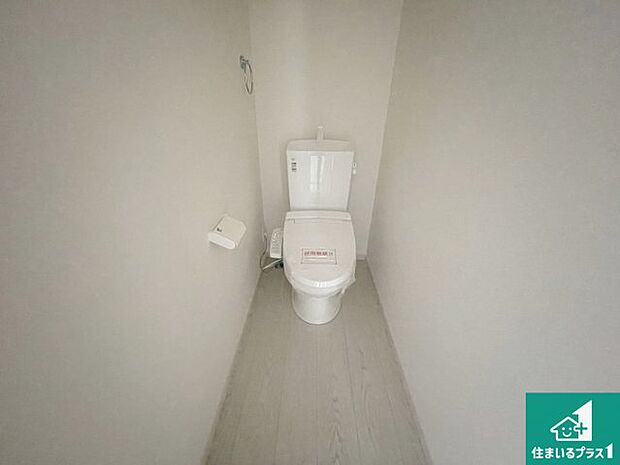 【トイレ】1・2階の2ヶ所にあるので、朝の忙しい時間の順番待ちもなく、深夜の利用にも大変便利です。