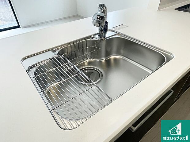 【キッチンシンク】蛇口の先端に浄水器を内蔵しています!原水と浄水、お湯と冷水、シャワーの切替えがワンタッチなので用途によって使い分けられます。