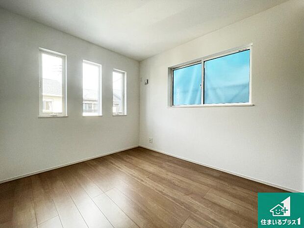 【洋室】シンプルな洋室は、自分好みのインテリアが楽しめます♪ご家族とインテリアや家具を選びに行くのは新築購入時の醍醐味の一つです。ぜひお楽しみください♪