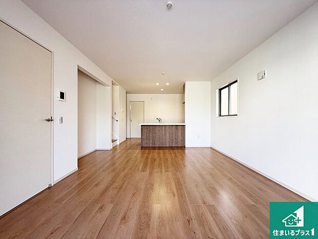 【居間・リビング】シンプルなリビングは、観葉植物等のインテリアを楽しめますね！パパ好みにも、ママ好みにも家具次第で雰囲気を変えることができます！