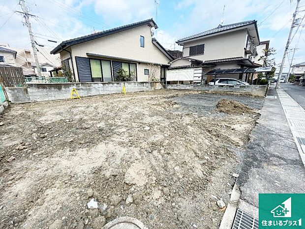 【外観】周辺は閑静な住宅街です。前面道路もしっかりと有りますので車の出し入れも安心ですよ!