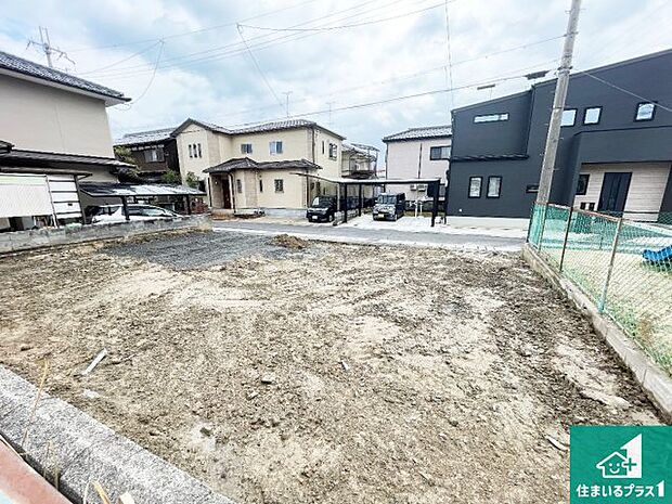 【外観】周辺は閑静な住宅街です。前面道路もしっかりと有りますので車の出し入れも安心ですよ!