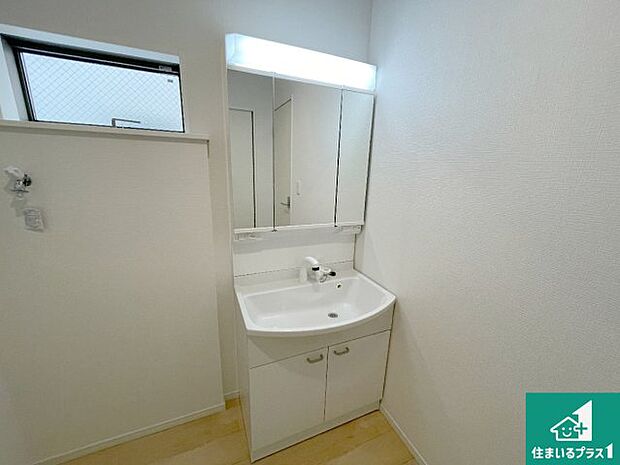 【独立洗面台】清潔感のある洗面台です。フラットな鏡は掃除がしやすく毎日清潔！鏡裏には収納があるのでスッキリとした洗面台が保てます。