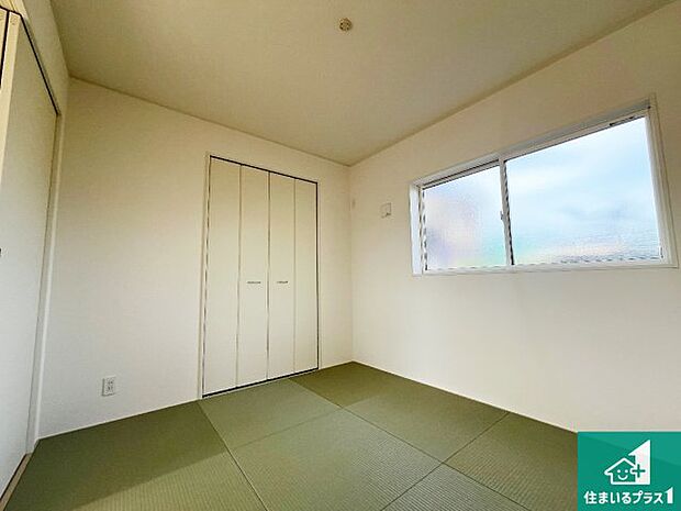 【和室】一室あると便利な和室は客間としてだけでなく、小さなお子様のプレイルームや食後のくつろぎスペースとしてもご利用いただけます。収納もついていますので大活躍間違いなし！