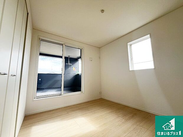 【洋室】寝室は心地よい眠りについてもらいたくて、シンプルかつ開放的な空間な設計にしています！大きな窓から差し込む日が心地いいです♪