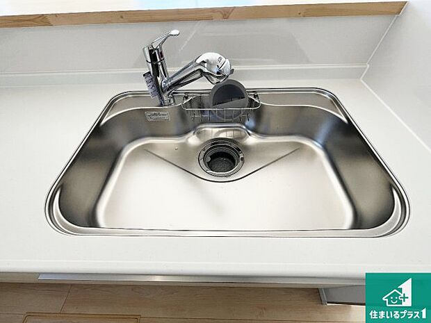 【キッチンシンク】蛇口の先端に浄水器を内蔵しています！原水と浄水、お湯と冷水、シャワーの切替えがワンタッチなので用途によって使い分けられます。