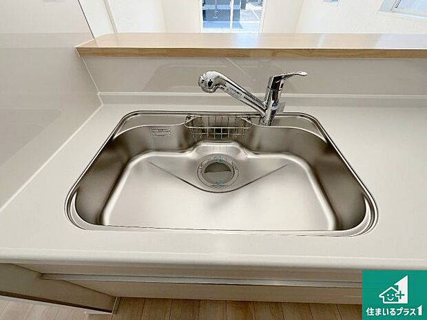 【キッチンシンク】蛇口の先端に浄水器を内蔵しています!原水と浄水、お湯と冷水、シャワーの切替えがワンタッチなので用途によって使い分けられます。