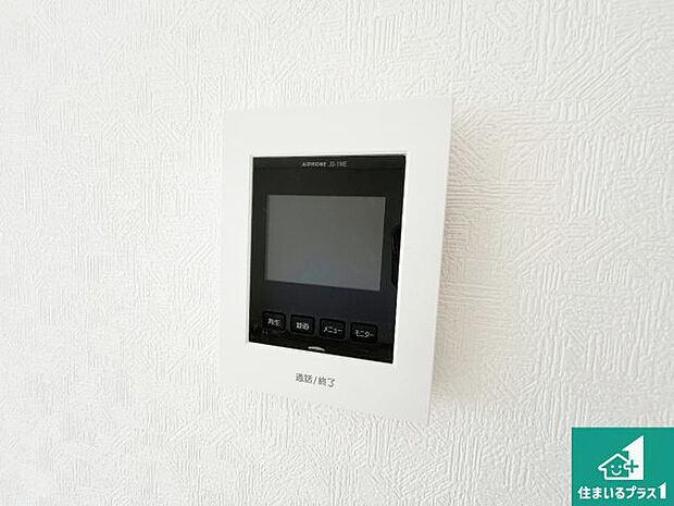 【カラーモニターインターホン】声だけでなく来訪者の姿や顔がモニターで確認できるので、小さなお子様がいらっしゃるご家庭でも安心できます!