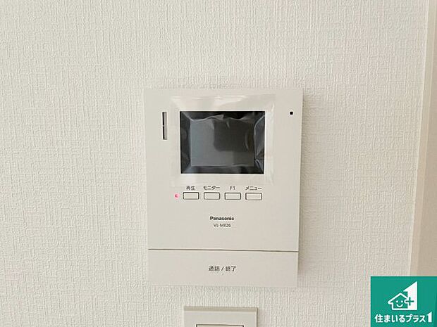 【カラーモニターインターホン】声だけでなく来訪者の姿や顔がモニターで確認できるので、小さなお子様がいらっしゃるご家庭でも安心できます！