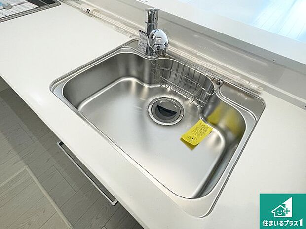 【キッチンシンク】蛇口の先端に浄水器を内蔵しています!原水と浄水、お湯と冷水、シャワーの切替えがワンタッチなので用途によって使い分けられます。