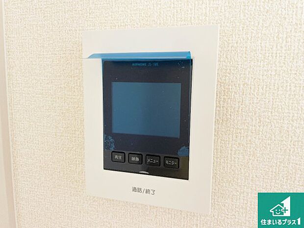 【カラーモニターインターホン】声だけでなく来訪者の姿や顔がモニターで確認できるので、小さなお子様がいらっしゃるご家庭でも安心できます!