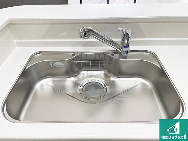 【キッチンシンク】蛇口の先端に浄水器を内蔵しています！原水と浄水、お湯と冷水、シャワーの切替えがワンタッチなので用途によって使い分けられます。
