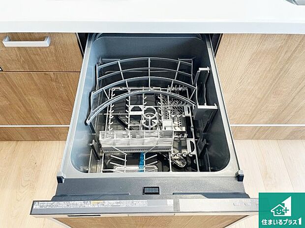 【食器洗浄乾燥機】食事後の一仕事、食器洗いをボタン一つでお任せできちゃいます! 場所を取らないビルトイン式なので、お料理スペースもしっかり確保!