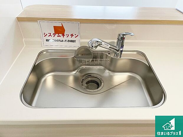 【キッチンシンク】蛇口の先端に浄水器を内蔵しています!原水と浄水、お湯と冷水、シャワーの切替えがワンタッチなので用途によって使い分けられます。