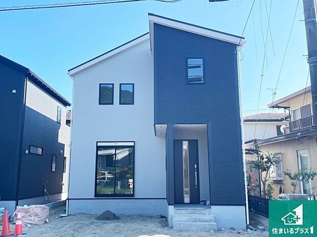 【外観】前面道路は車の通りも少なくて安心です。