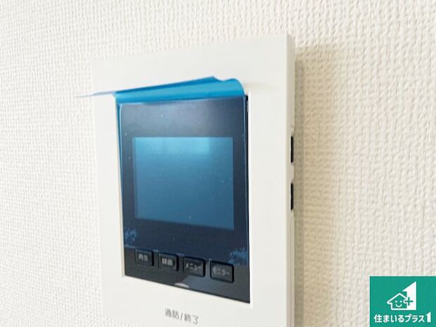 【カラーモニターインターホン】声だけでなく来訪者の姿や顔がモニターで確認できるので、小さなお子様がいらっしゃるご家庭でも安心できます！