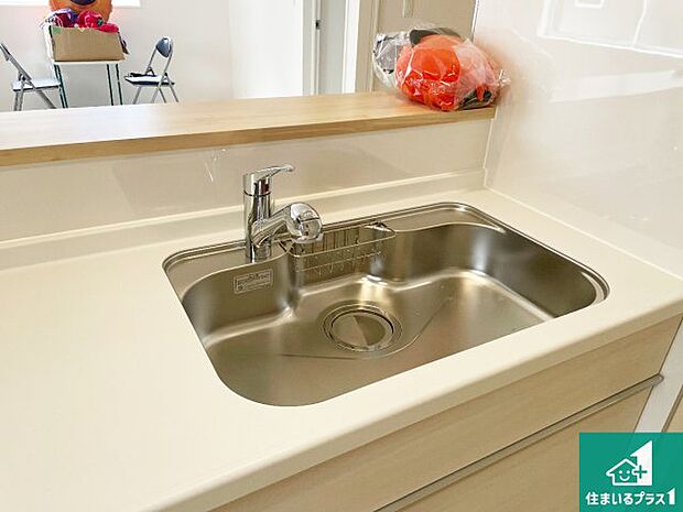 【キッチンシンク】蛇口の先端に浄水器を内蔵しています!原水と浄水、お湯と冷水、シャワーの切替えがワンタッチなので用途によって使い分けられます。