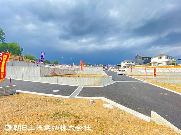【分譲地全体】分譲地内には公園も設けられ、そこに暮らす人々の日常が快適であるように考慮されています。