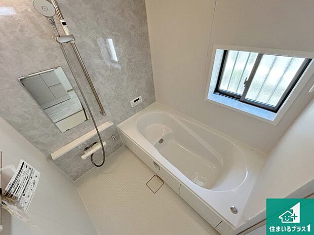 足をゆったり伸ばして寛げる浴槽です。窓が設けられていますので差し込む光が明るく穏やかな雰囲気にしてくれます♪浴室乾燥機も設置しているので、雨の日の洗濯物も安心です♪