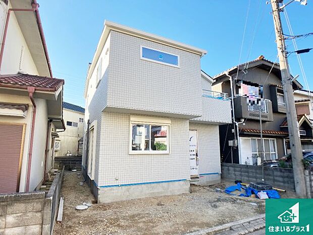 周辺は落ち着いた街並みの住宅地!子育てがしやすい住環境です!まだ未完成ですが、現地でしかわからない事もございます。是非一度ご覧ください。