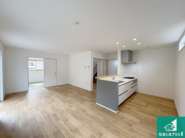 シンプルなリビングは、観葉植物等のインテリアを楽しめますね!パパ好みにも、ママ好みにも家具次第で雰囲気を変えることができます!