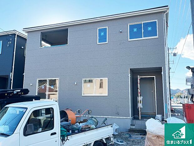 周辺は落ち着いた街並みの住宅地!子育てがしやすい住環境です!まだ未完成ですが、現地でしかわからない事もございます。是非一度ご覧ください。