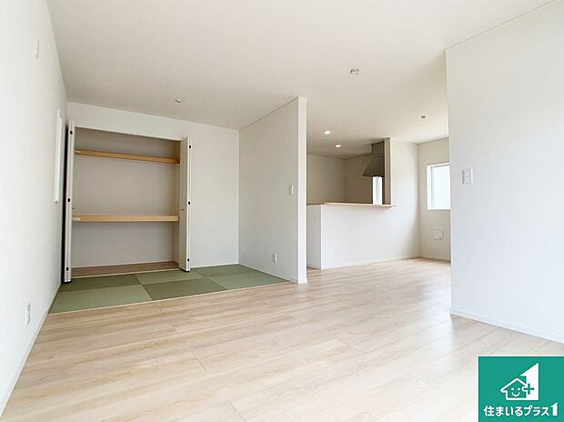 シンプルなリビングは、観葉植物等のインテリアを楽しめますね!パパ好みにも、ママ好みにも家具次第で雰囲気を変えることができます!