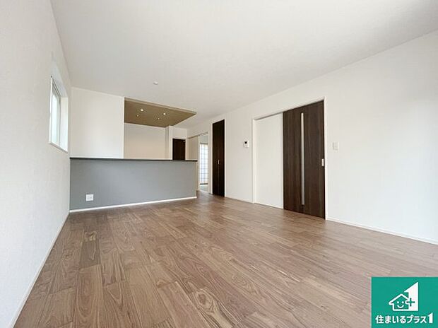 シンプルなリビングは、観葉植物等のインテリアを楽しめますね!パパ好みにも、ママ好みにも家具次第で雰囲気を変えることができます!