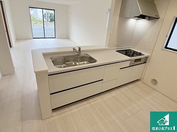 明るいリビングで朝の目覚めもスッキリできそう!対面キッチンでご家族のコミュニケーションも自然と増える設計!小さなお子様が遊ぶスペースを作っても広々とくつろげるLDK!