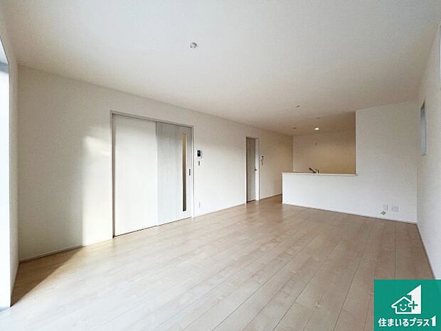 日当たり良好の明るいリビングで朝の目覚めもスッキリできそう!対面キッチンでご家族のコミュニケーションも自然と増える設計!小さなお子様が遊ぶスペースを作っても広々とくつろげるLDK!