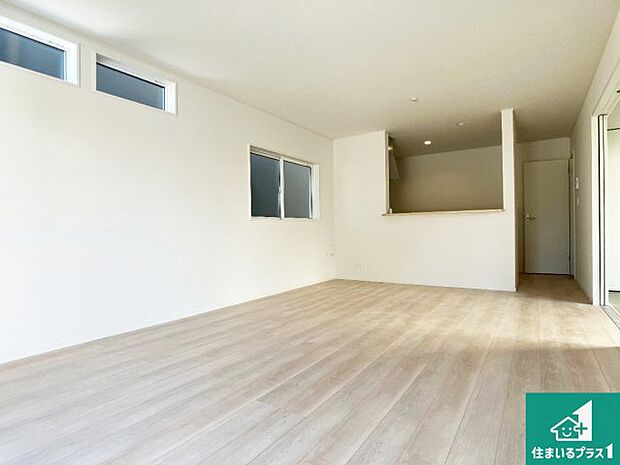 日当たり良好の明るいリビングで朝の目覚めもスッキリできそう！対面キッチンでご家族のコミュニケーションも自然と増える設計！小さなお子様が遊ぶスペースを作っても広々とくつろげるLDK！